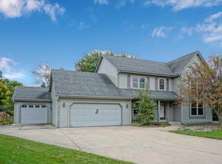 672 Seville Ct, Oconomowoc, WI 53066