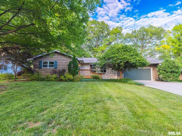 10 Oak Hill Ct, Pekin, IL 61554