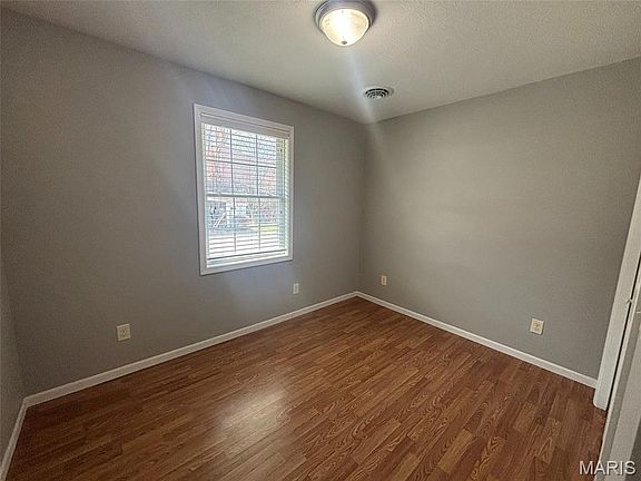4th image of 406 Riverside St