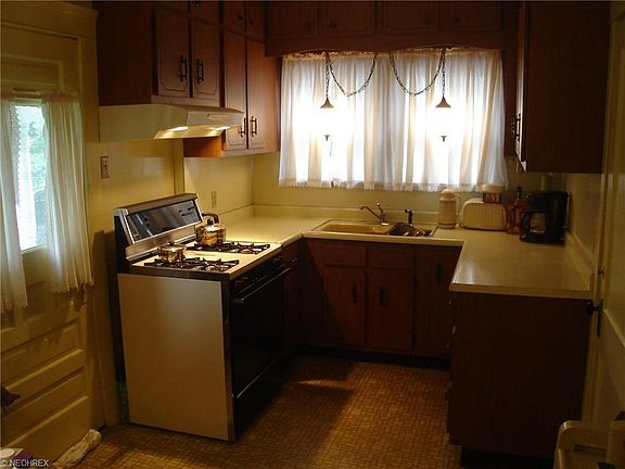 2nd image of 627 Woodbine Ave SE