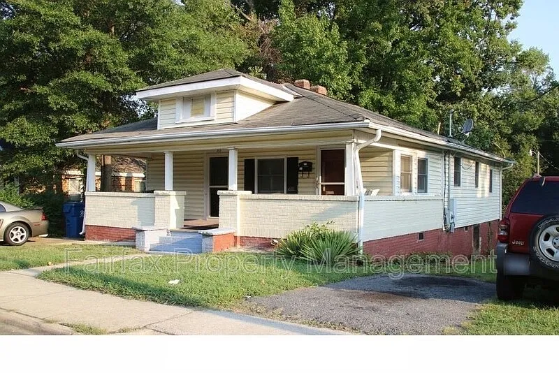Photo 1 of 8 - 301 E Lawson St #C - Durham, NC Primary Photo - 301 E Lawson St #C
