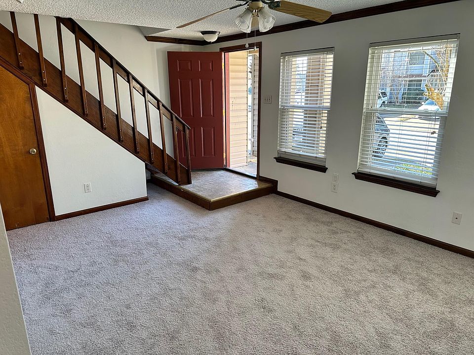 Entry/Living Room
