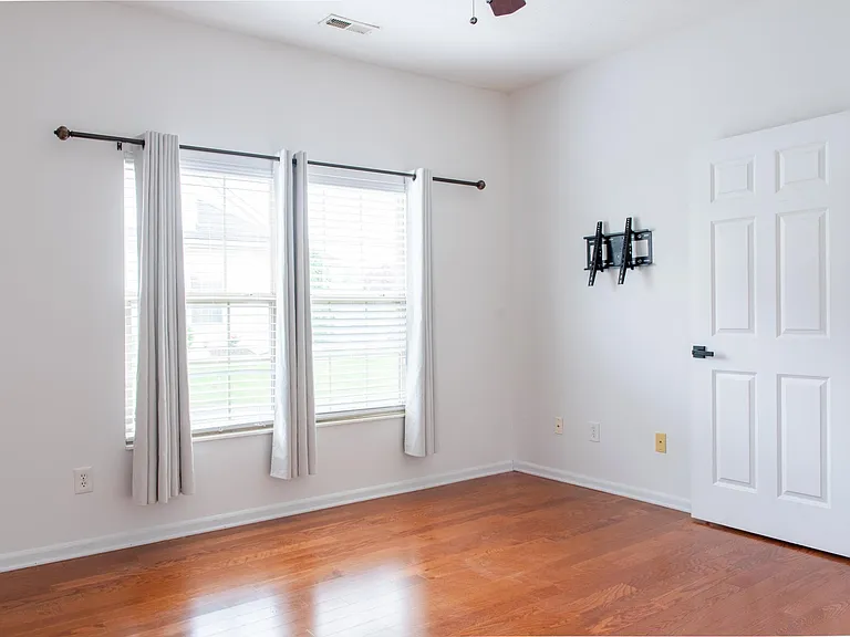 114 Maple Leaf Dr — Photo 17