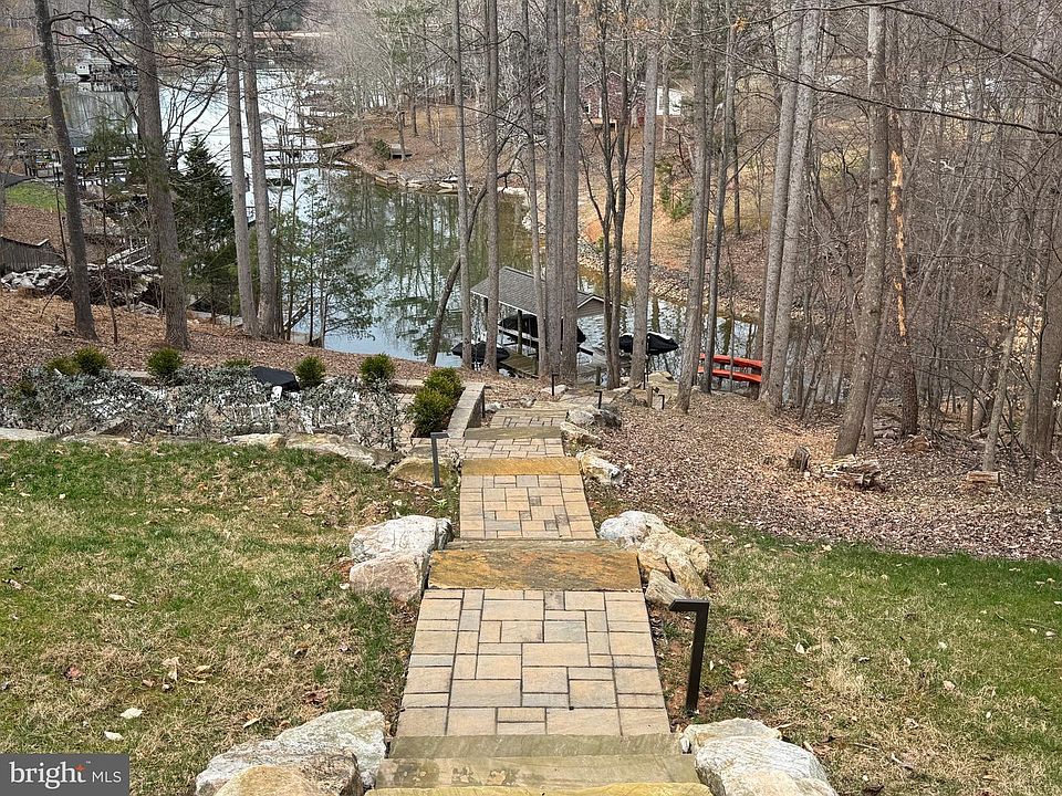 2nd image of 290 Dodee Ln