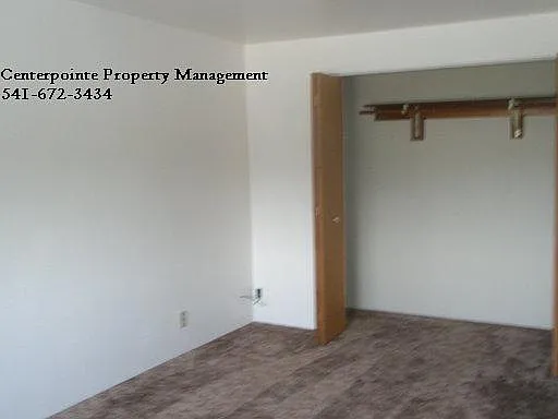 228 NE Ward Ave — Photo 7