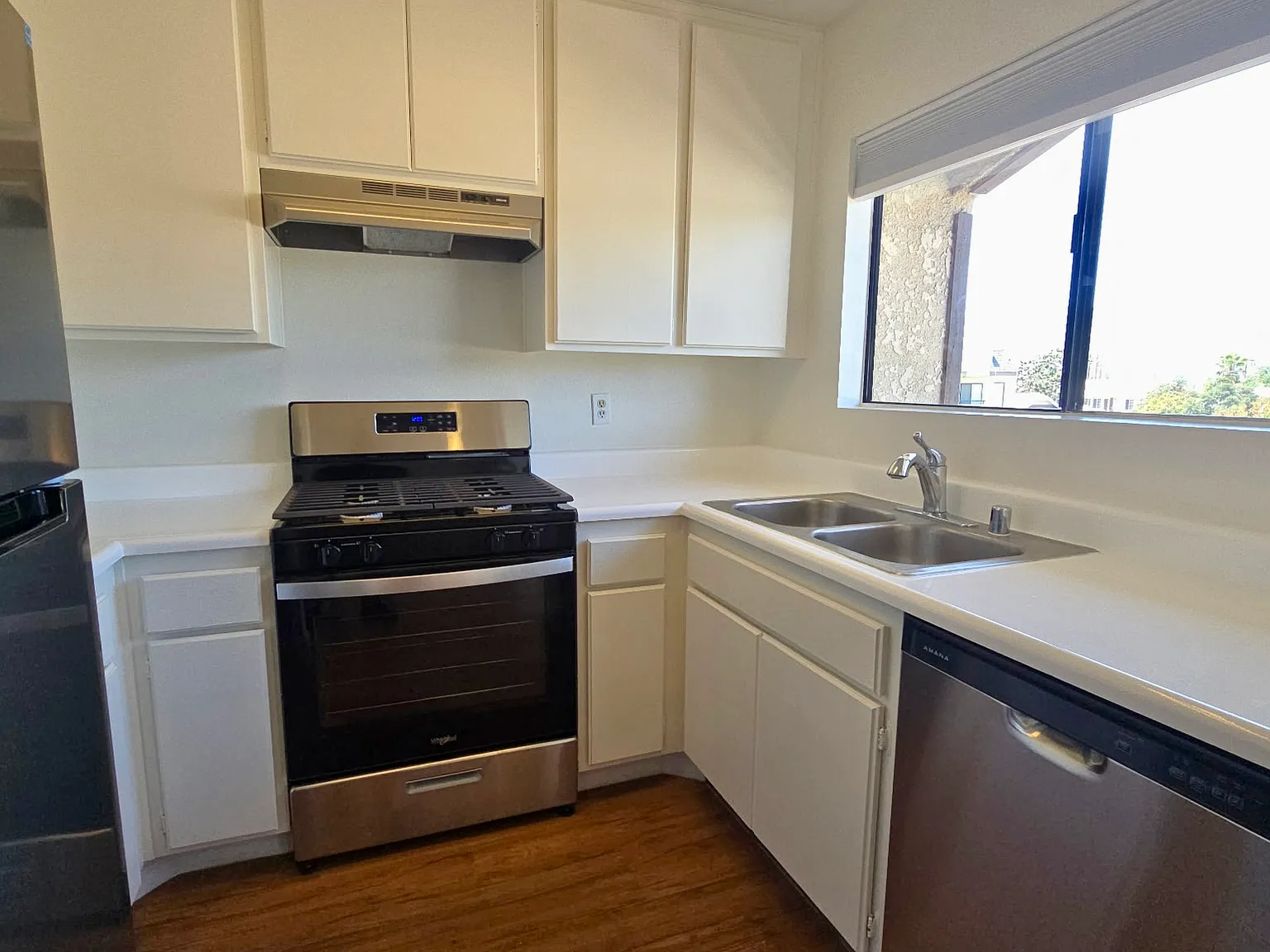 3 bed, 2.5 bath, 1200 sqft, $3,100 — Photo 2