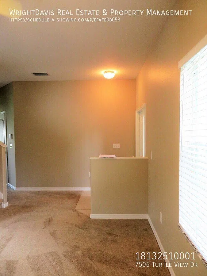 Spacious 4-Bedroom Home with Bonus Room & Screened Lanai — Photo 4