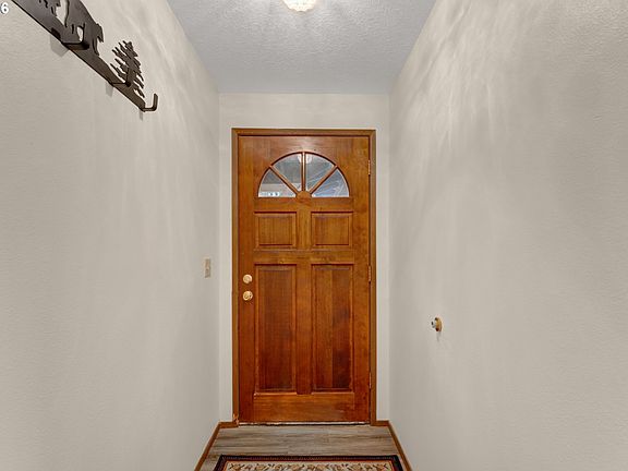 3rd image of 600 Queens Ct