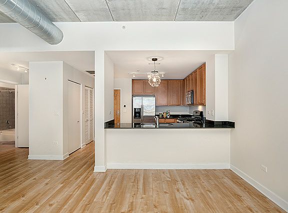 5th image of 845 N Kingsbury St Unit 604