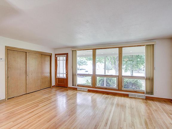 4th image of W68N691 Evergreen Blvd
