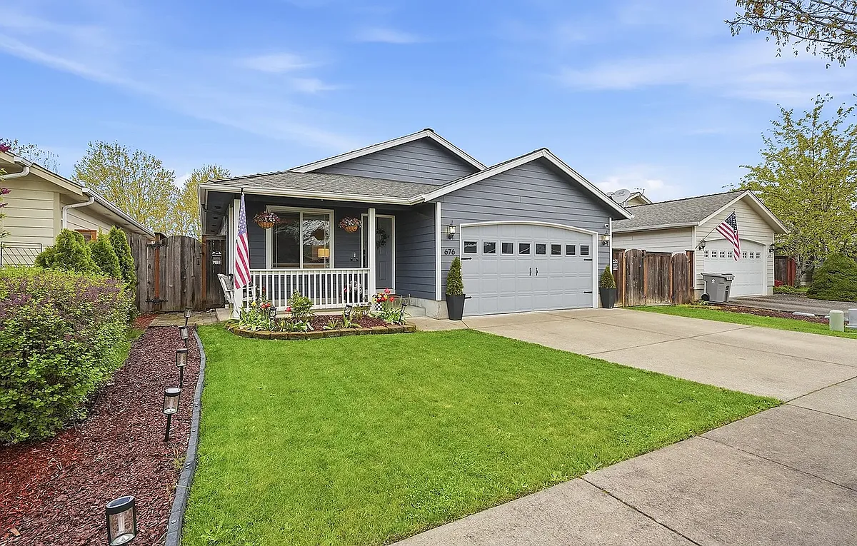 Building Photo - 676 Breezy Way NE