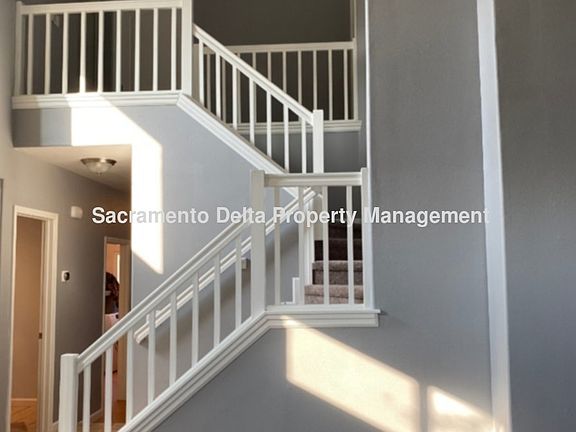 5th image of 162 Pinedale Ave