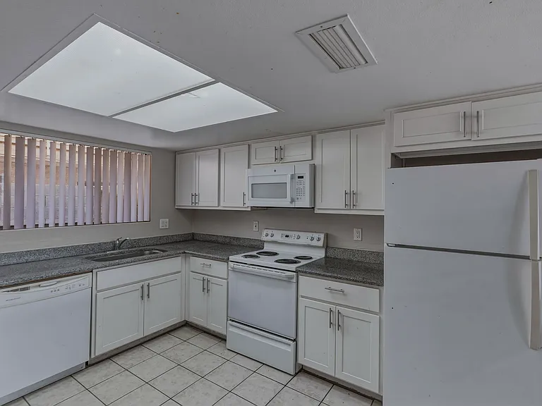 3308 W Loma Ln — Photo 7