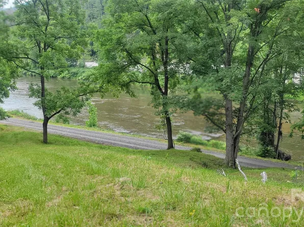 2079 Roses Branch Rd, Green Mountain, NC 28705