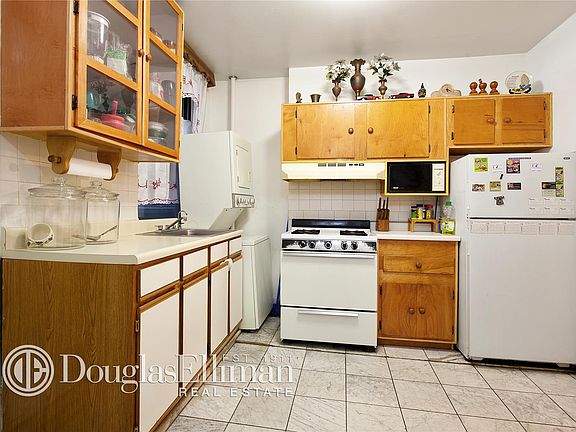 5th image of 112 E 98th St APT 2R