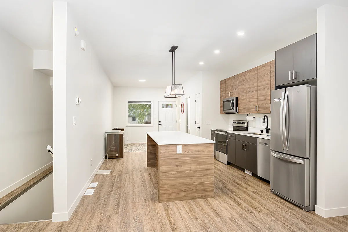 Building Photo - 1034 A Clarence Ave #1