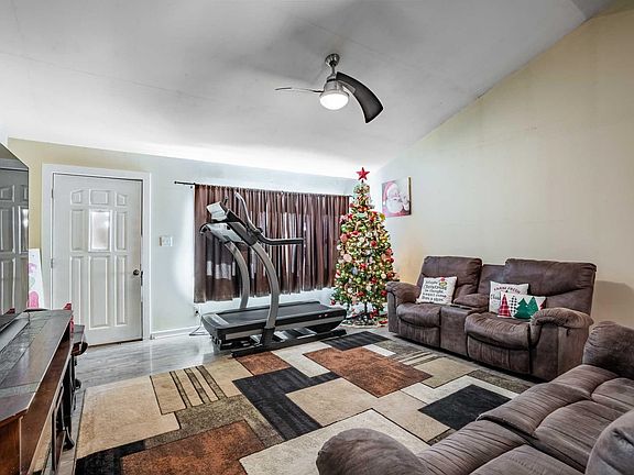 4th image of 305 Peggy Ln