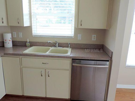 4th image of 21625 Queen Elizabeth Ct