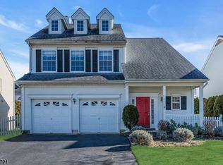 15 Cartier Dr, Franklin Park, NJ 08823