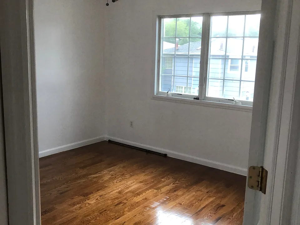 162 Seneca Ave #2