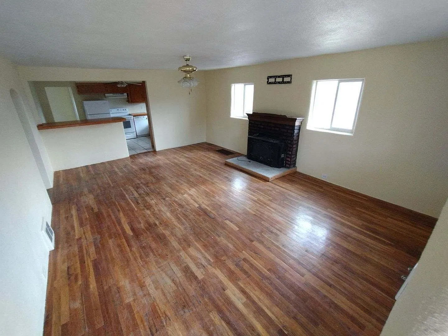 2 bedroom, 1 bathroom Single Family home — Photo 3
