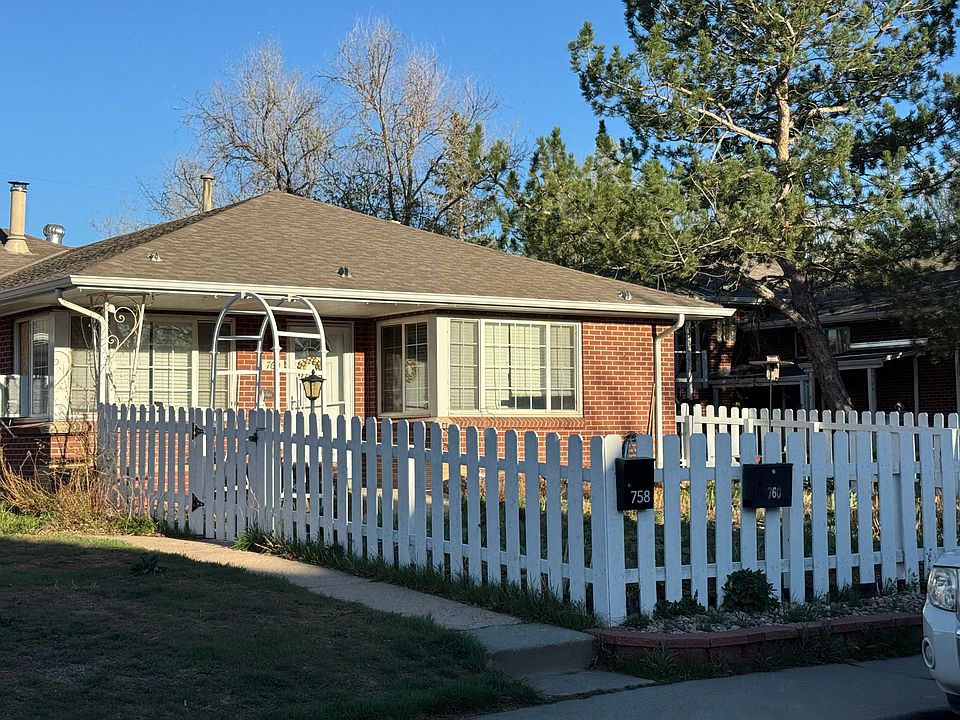 1/2 duplex, front unit, with fenced front yard.