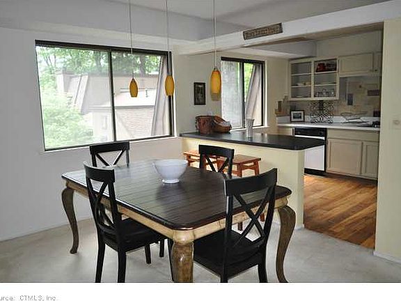 3rd image of 11 Canterbury Ln