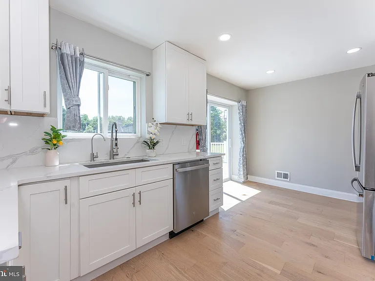 75 Reeder Ave — Photo 10