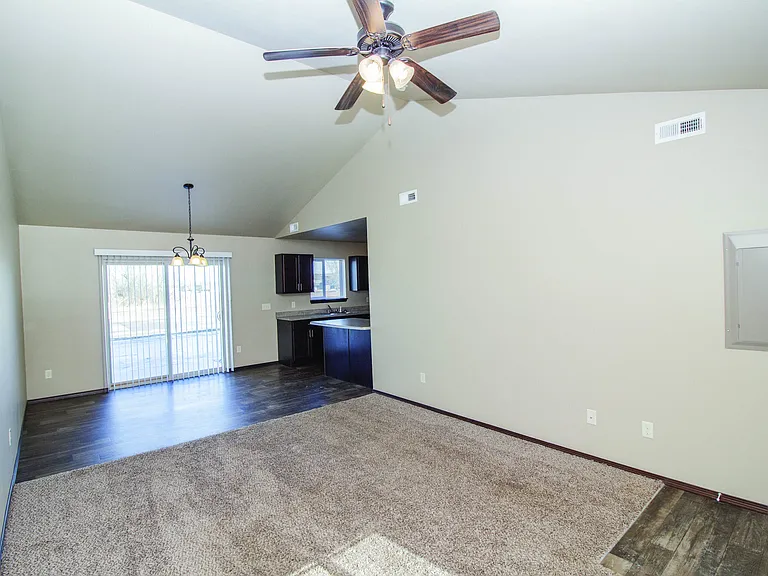 West Pointe Commons — Photo 10