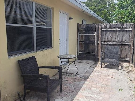 3rd image of 604 NE 12th Ave #606