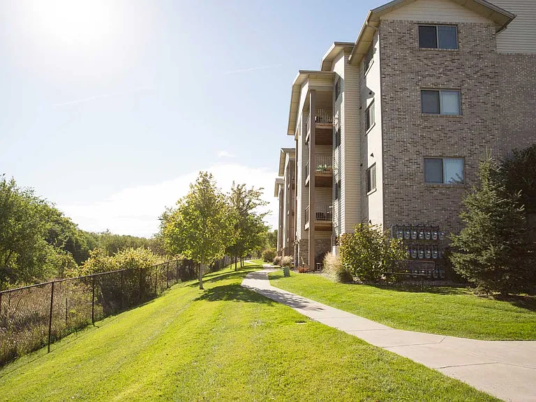Being next to the Zorinsky Lake Preserve offers lush green outdoor spaces and relaxing walking paths.