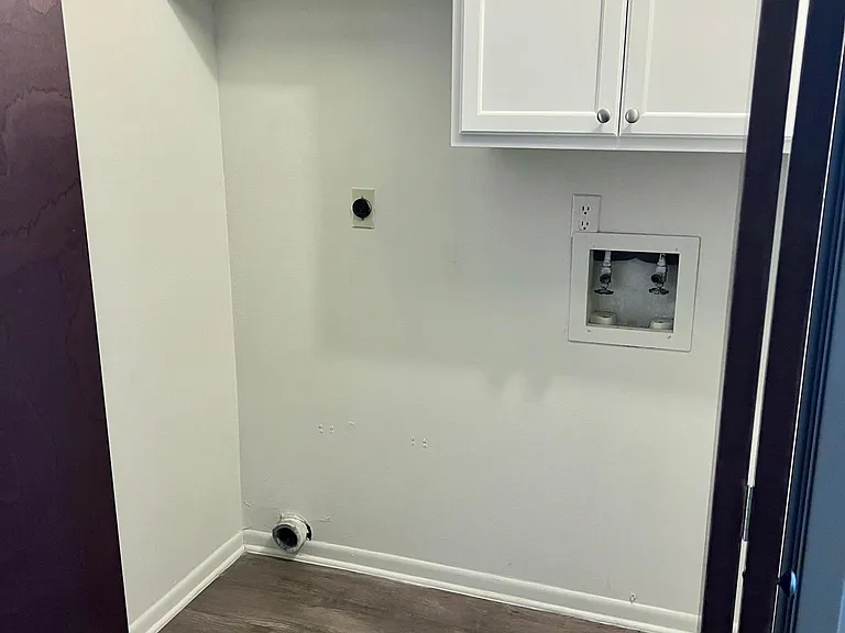 300 Lucy Ln — Photo 5