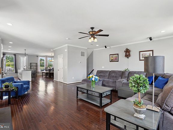 4th image of 42444 Dogwood Glen Sq