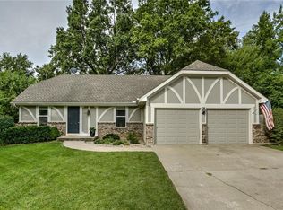 304 SW Ensley Ln, Lees Summit, MO 64081