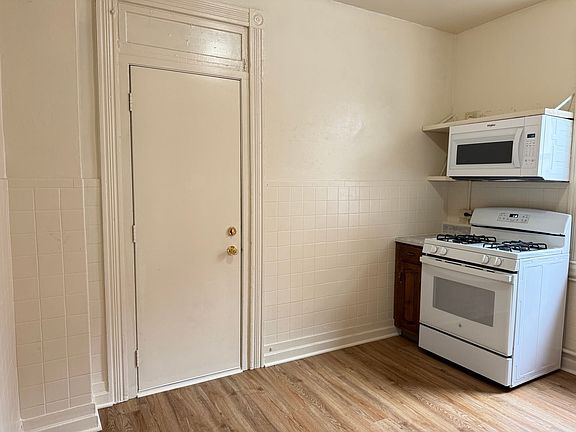 4th image of 454 W King St APT 2