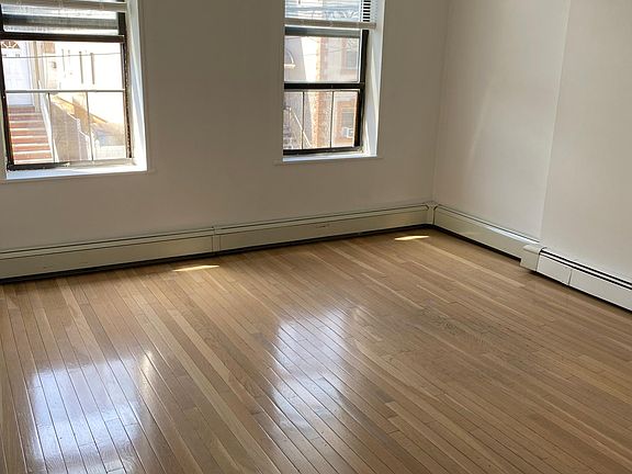 Front Bedroom fits a king size bed.