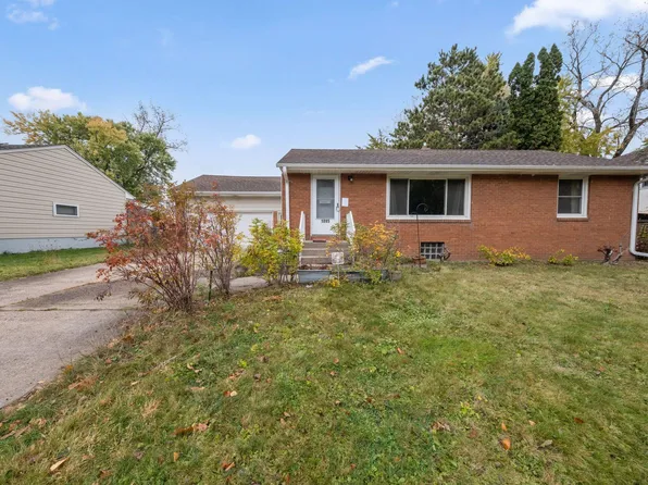 1895 Shryer Ave W, Roseville, MN 55113