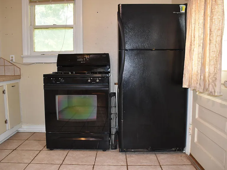 Cozy Kitchen! Refrigerator, stove/oven and WASHER/DRYER provided