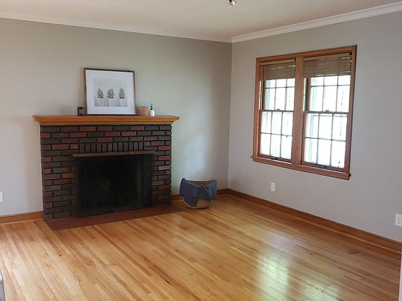 Living Room (Fireplace is non fuctioning)