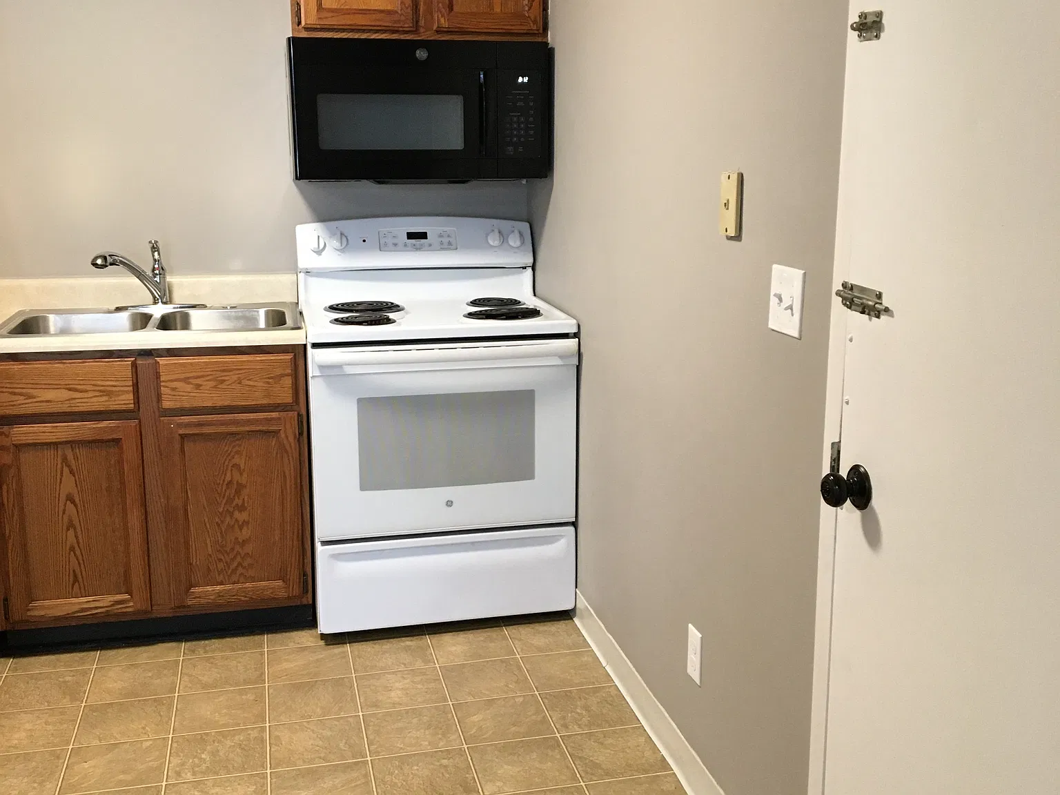 Studio, 900 sqft, $900 — Photo 4