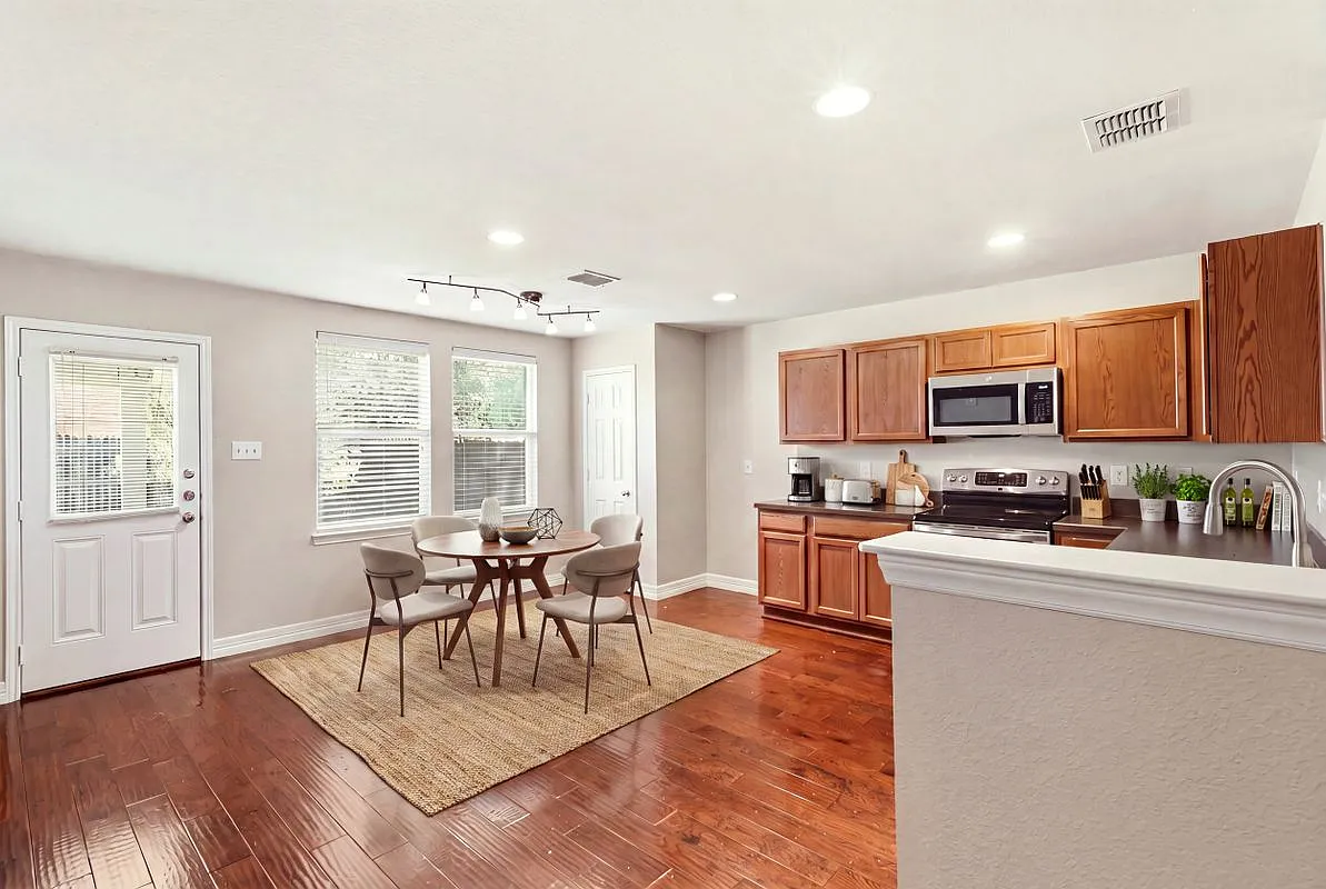3 bed, 2.0 bath, 1660 sqft, $2,395 — Photo 3