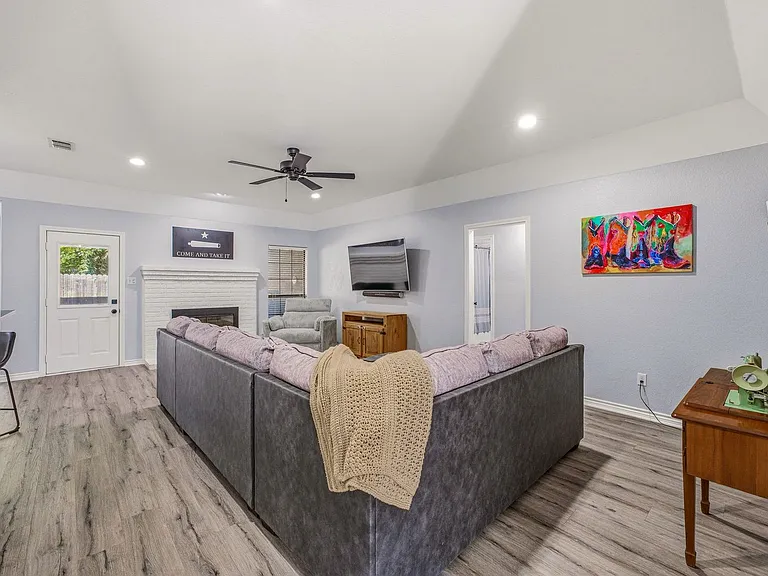 1703 Sully Ct — Photo 5