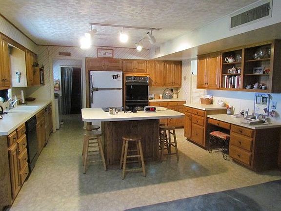 4th image of 1620 E Everglade Ave