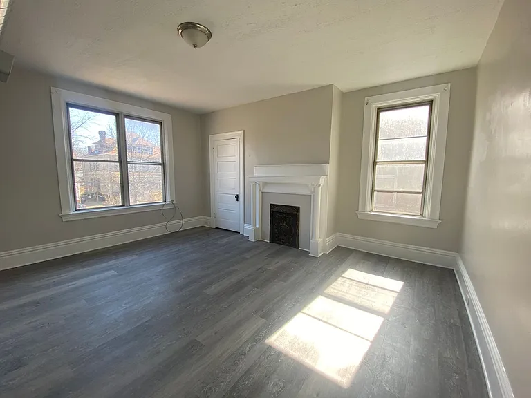 3 unit building in central area of Bellevue and steps away from Avalon areas of Pittsburgh. — Photo 2