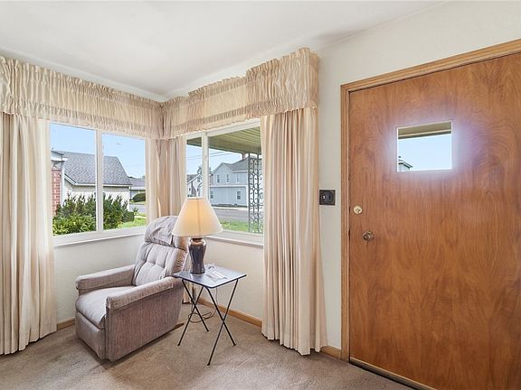 4th image of 1441 Valley St