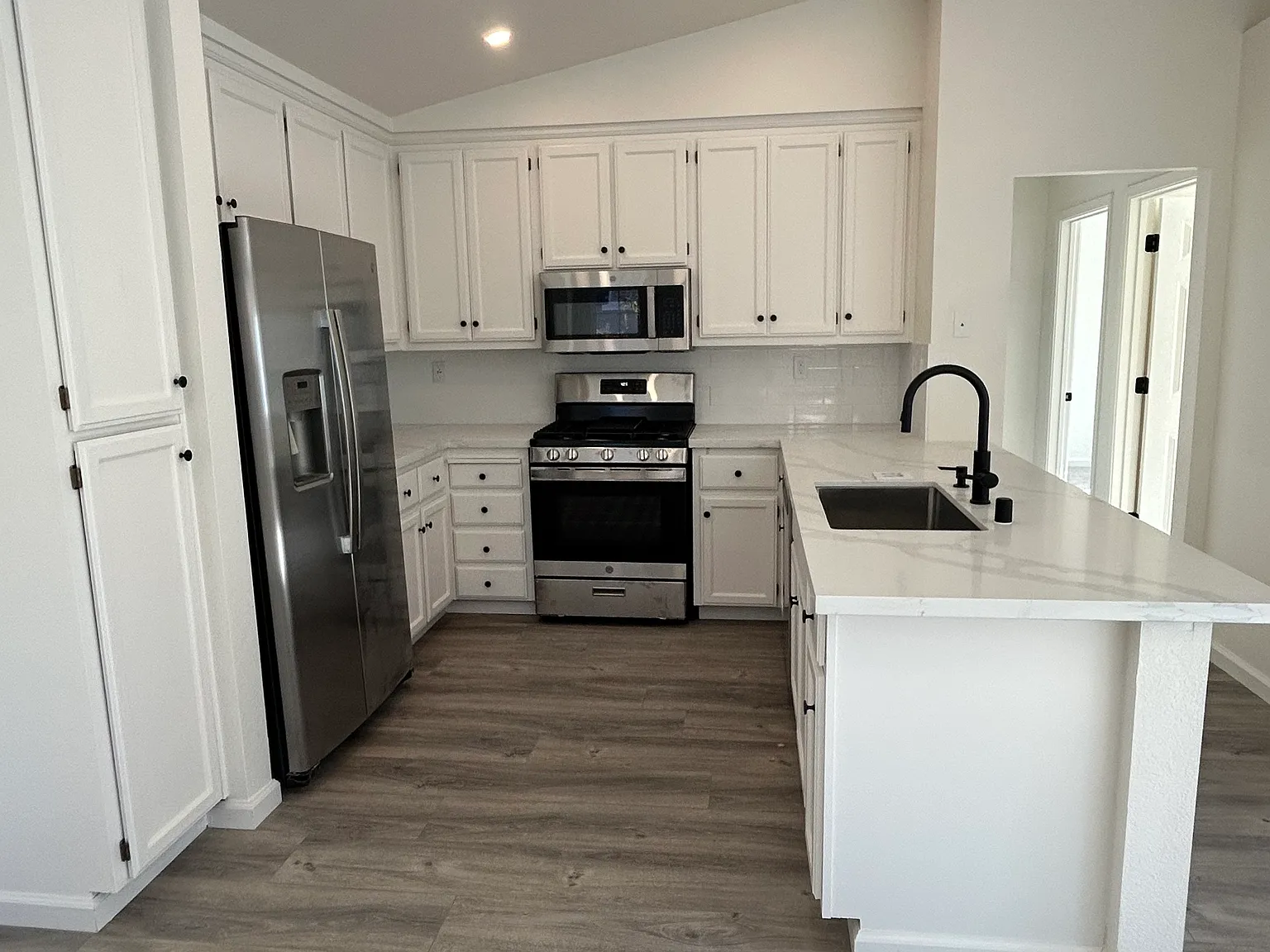 2 bed, 879 sqft, $3,200 — Photo 1