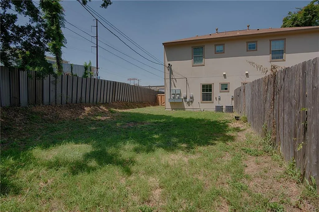 3 bed, 2.5 bath, 1220 sqft, $2,395 — Photo 2