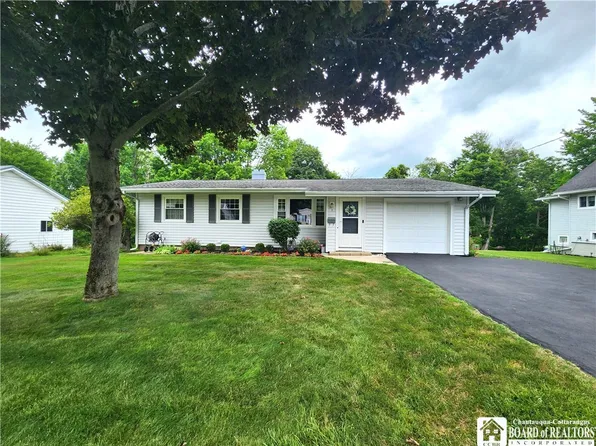 9 Lincoln St, Mayville, NY 14757