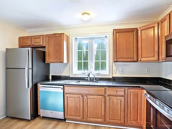 Kitchen w/granite countertops and stainless steel appliances