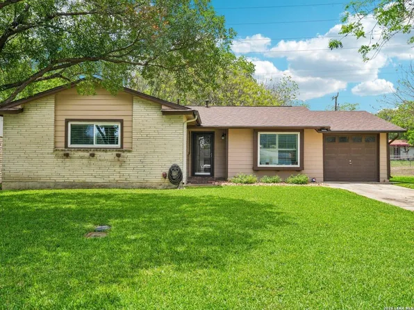 915 HORSESHOE TRL, Universal City, TX 78148